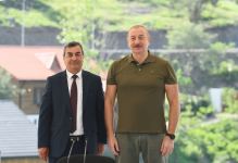 Президент Ильхам Алиев встретился с населением, вернувшимся в город Лачин, вручил им ключи от домов (ФОТО/ВИДЕО)