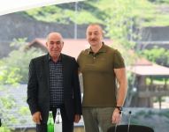 Президент Ильхам Алиев встретился с населением, вернувшимся в город Лачин, вручил им ключи от домов (ФОТО/ВИДЕО)