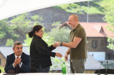 Президент Ильхам Алиев встретился с населением, вернувшимся в город Лачин, вручил им ключи от домов (ФОТО/ВИДЕО)