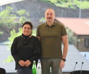 Президент Ильхам Алиев встретился с населением, вернувшимся в город Лачин, вручил им ключи от домов (ФОТО/ВИДЕО)