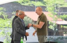 Президент Ильхам Алиев встретился с населением, вернувшимся в город Лачин, вручил им ключи от домов (ФОТО/ВИДЕО)