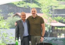 Президент Ильхам Алиев встретился с населением, вернувшимся в город Лачин, вручил им ключи от домов (ФОТО/ВИДЕО)