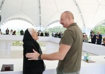 Президент Ильхам Алиев встретился с населением, вернувшимся в город Лачин, вручил им ключи от домов (ФОТО/ВИДЕО)