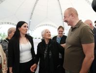 Президент Ильхам Алиев встретился с населением, вернувшимся в город Лачин, вручил им ключи от домов (ФОТО/ВИДЕО)