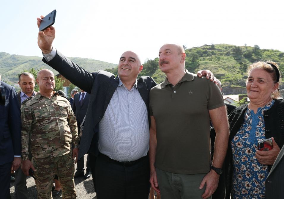 Президент Ильхам Алиев встретился с населением, вернувшимся в город Лачин, вручил им ключи от домов (ФОТО/ВИДЕО)