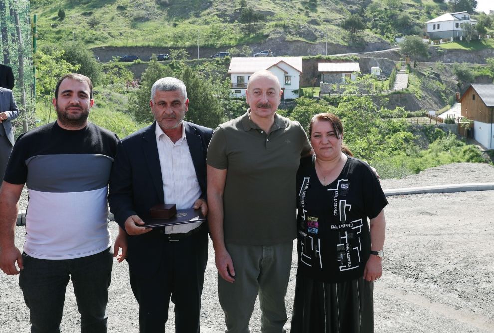 Президент Ильхам Алиев встретился с населением, вернувшимся в город Лачин, вручил им ключи от домов (ФОТО/ВИДЕО)