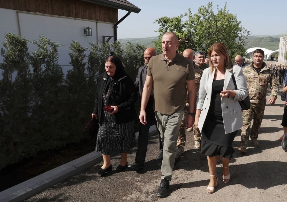 Президент Ильхам Алиев встретился с населением, вернувшимся в город Лачин, вручил им ключи от домов (ФОТО/ВИДЕО)
