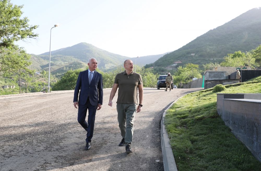 Президент Ильхам Алиев открыл вывески на пересечении улиц Гейдара Алиева, Победы и 28 Мая в городе Лачин (ФОТО/ВИДЕО)