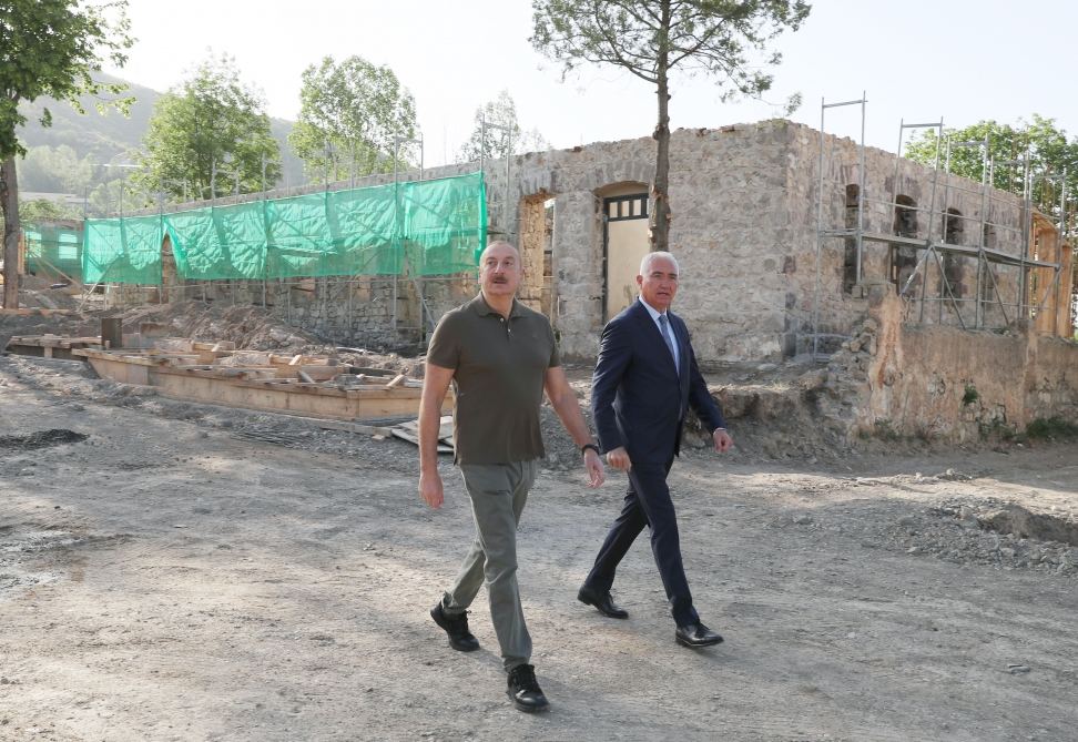 Президент Ильхам Алиев открыл вывески на пересечении улиц Гейдара Алиева, Победы и 28 Мая в городе Лачин (ФОТО/ВИДЕО)