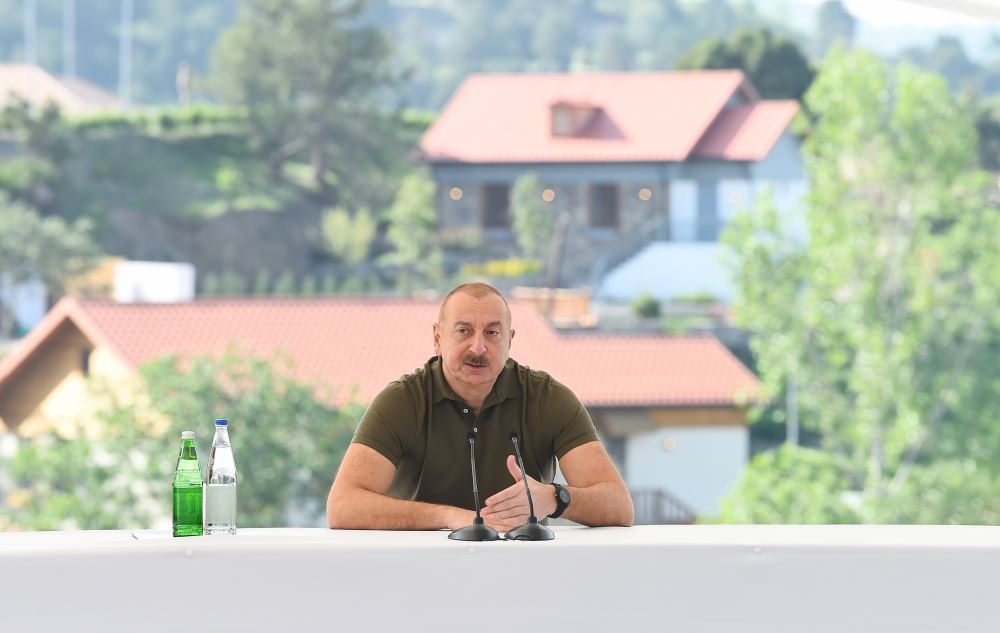 Президент Ильхам Алиев встретился с населением, вернувшимся в город Лачин, вручил им ключи от домов (ФОТО/ВИДЕО)
