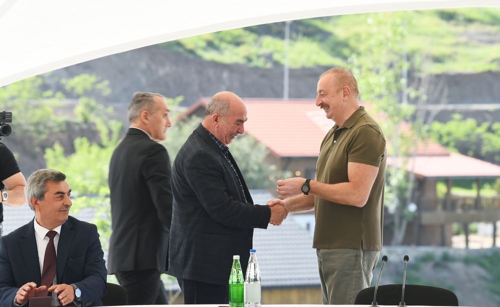 Президент Ильхам Алиев встретился с населением, вернувшимся в город Лачин, вручил им ключи от домов (ФОТО/ВИДЕО)