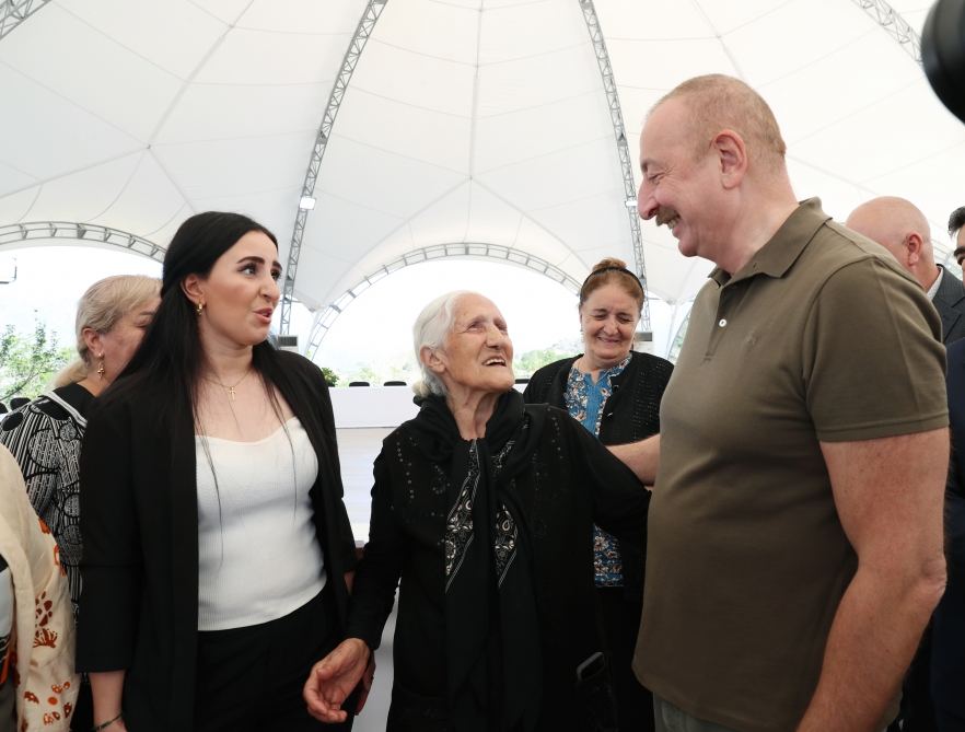 Президент Ильхам Алиев встретился с населением, вернувшимся в город Лачин, вручил им ключи от домов (ФОТО/ВИДЕО)