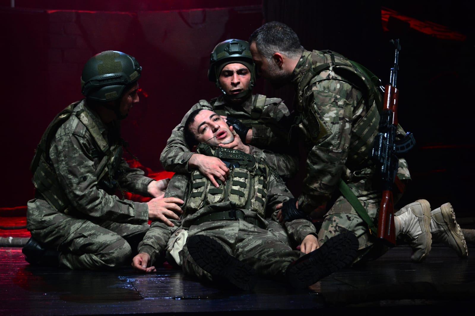 В Баку состоялась премьера спектакля "Balaca kişilər" по реальным событиям Карабахской войны (ФОТО)