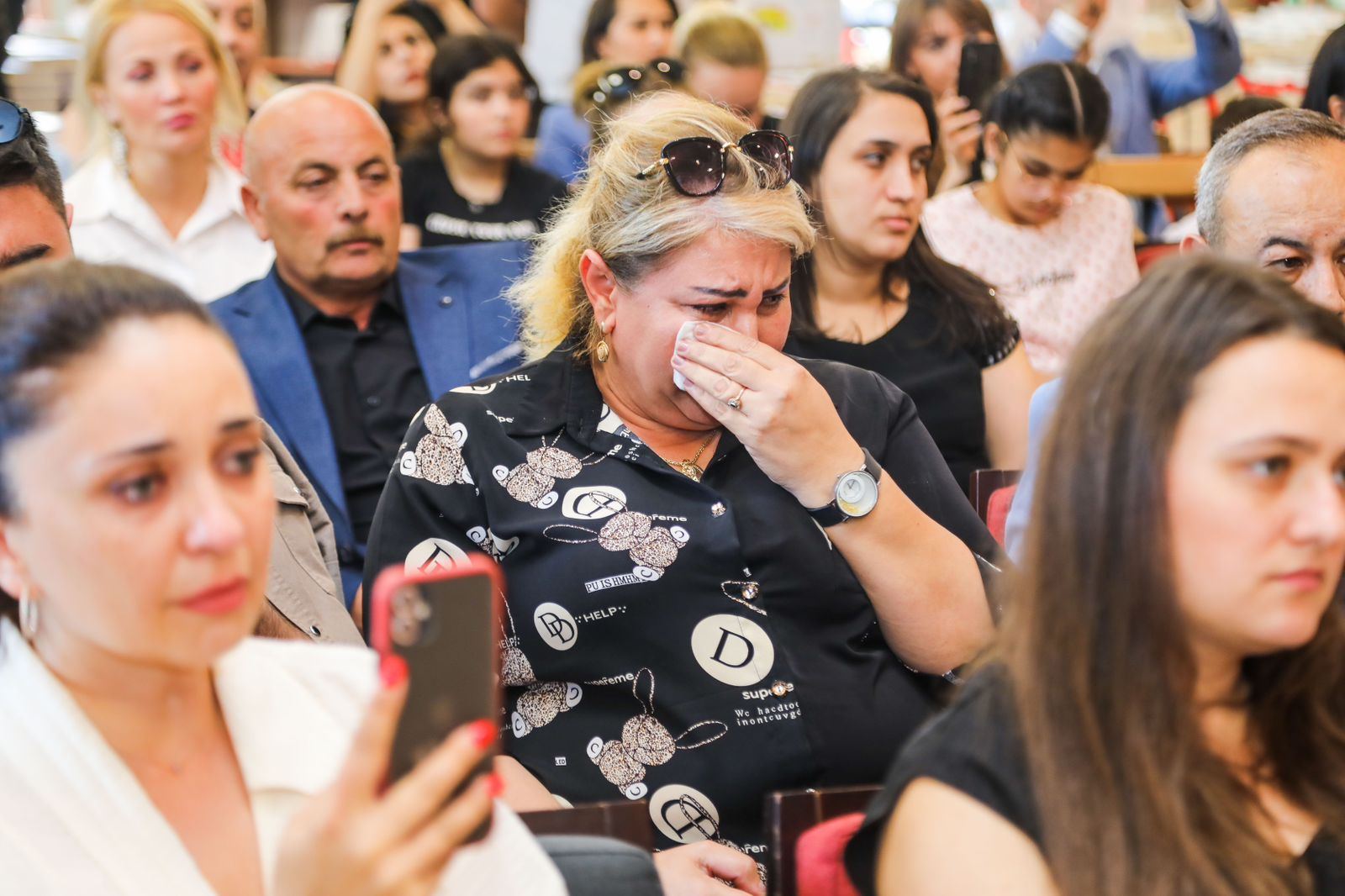 Прощание в Баку… Со слезами на глазах… Посвящается детям, погибшим от ракетных ударов (ФОТО)