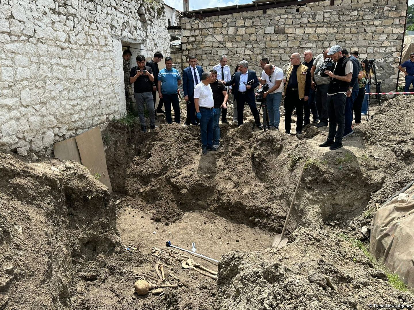 В Шуше обнаружено массовое захоронение (ФОТО)