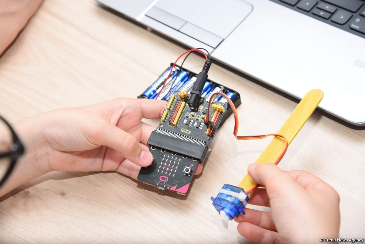 Ukrainian schoolchildren visit Lyceum named after academician Zarifa Aliyeva (PHOTO)