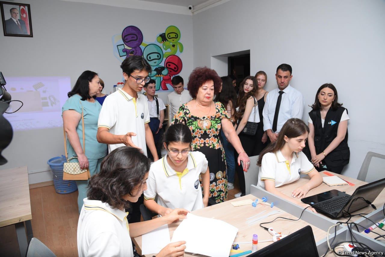 Ukrainian schoolchildren visit Lyceum named after academician Zarifa Aliyeva (PHOTO)