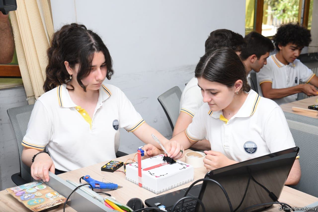 Ukrainian schoolchildren visit Lyceum named after academician Zarifa Aliyeva (PHOTO)
