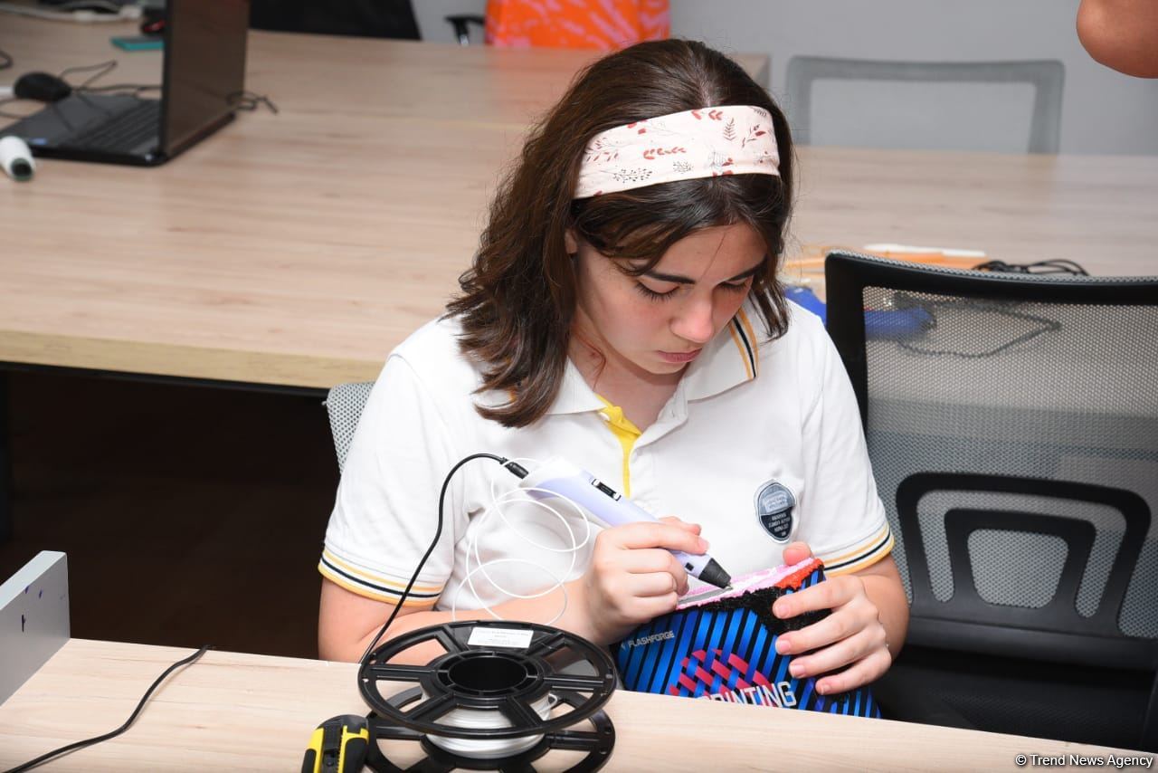 Ukrainian schoolchildren visit Lyceum named after academician Zarifa Aliyeva (PHOTO)