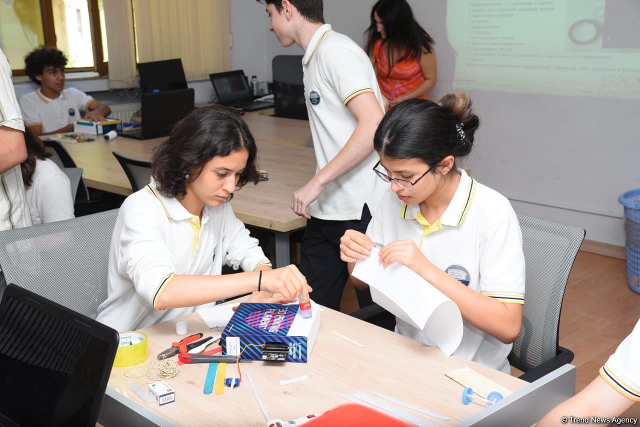 Ukrainian schoolchildren visit Lyceum named after academician Zarifa Aliyeva (PHOTO)