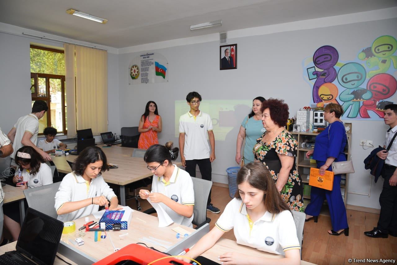 Ukrainian schoolchildren visit Lyceum named after academician Zarifa Aliyeva (PHOTO)