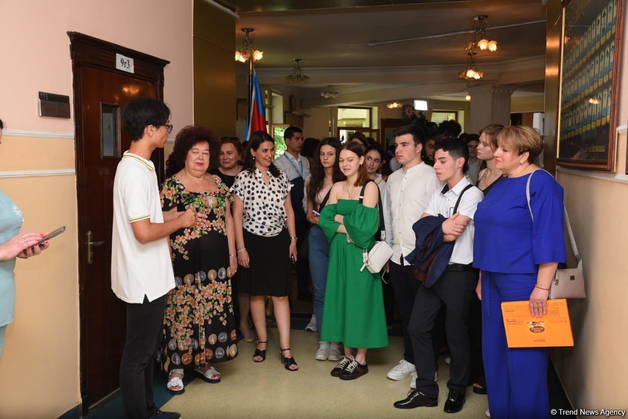 Ukrainian schoolchildren visit Lyceum named after academician Zarifa Aliyeva (PHOTO)