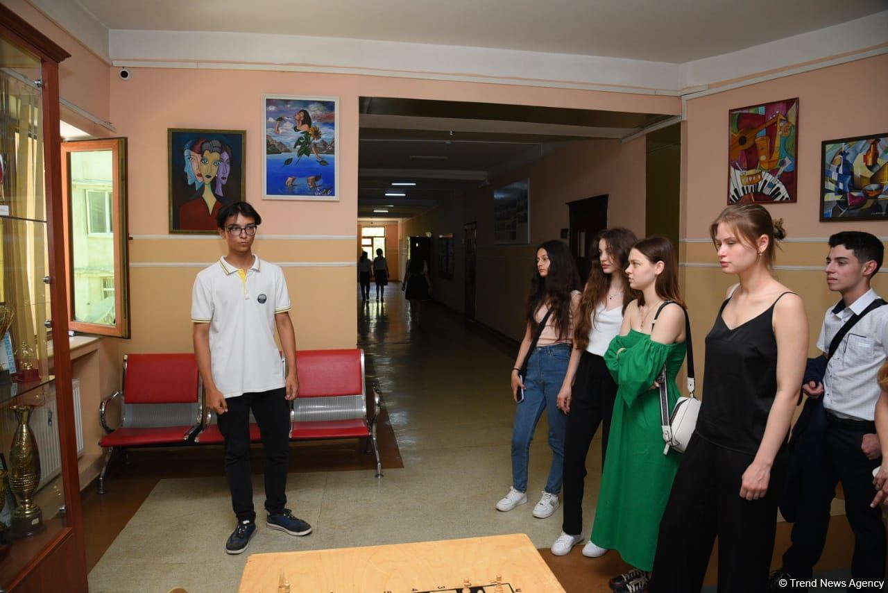 Ukrainian schoolchildren visit Lyceum named after academician Zarifa Aliyeva (PHOTO)