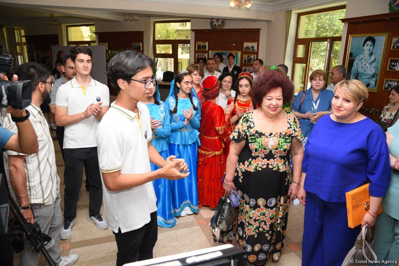 Ukrainian schoolchildren visit Lyceum named after academician Zarifa Aliyeva (PHOTO)