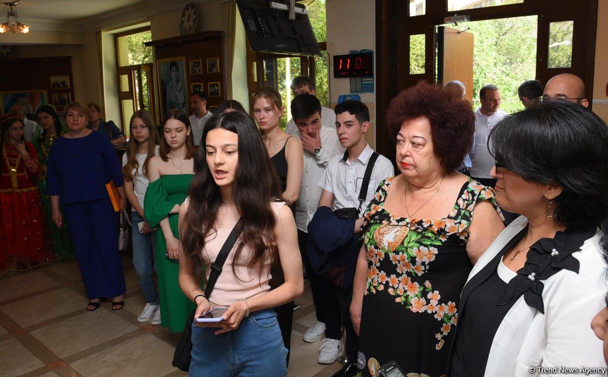 Ukrainian schoolchildren visit Lyceum named after academician Zarifa Aliyeva (PHOTO)