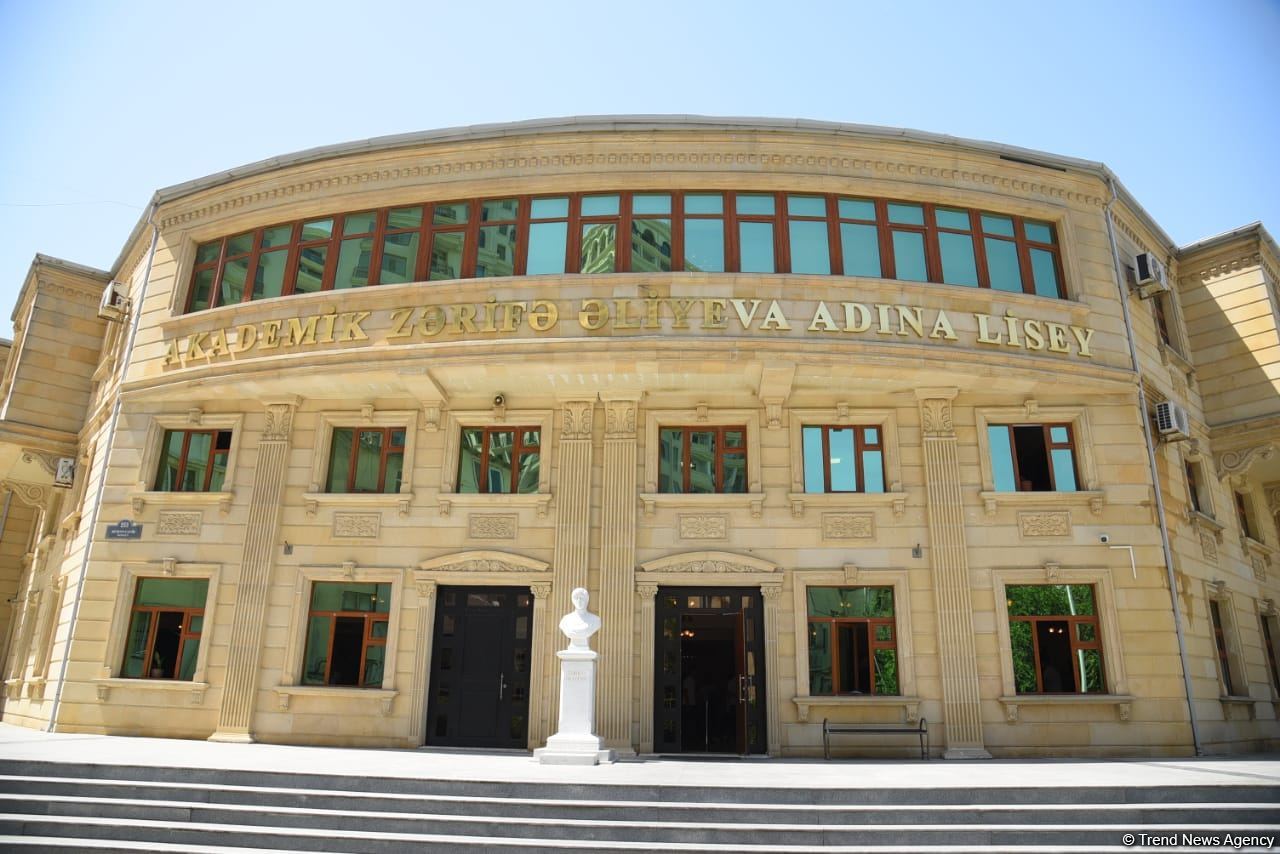 Ukrainian schoolchildren visit Lyceum named after academician Zarifa Aliyeva (PHOTO)