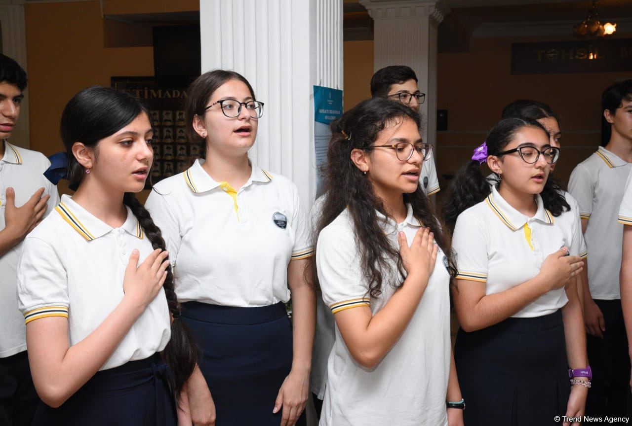 Ukrainian schoolchildren visit Lyceum named after academician Zarifa Aliyeva (PHOTO)