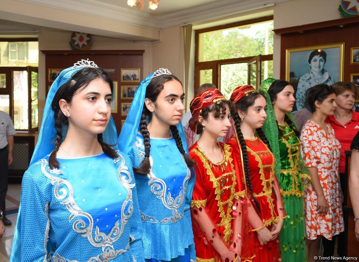 Ukrainian schoolchildren visit Lyceum named after academician Zarifa Aliyeva (PHOTO)