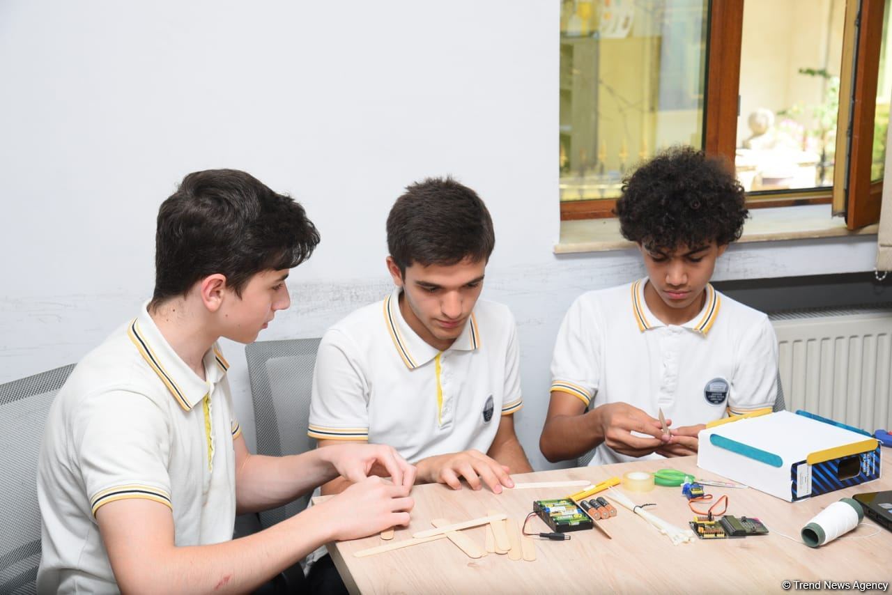 Ukrainian schoolchildren visit Lyceum named after academician Zarifa Aliyeva (PHOTO)