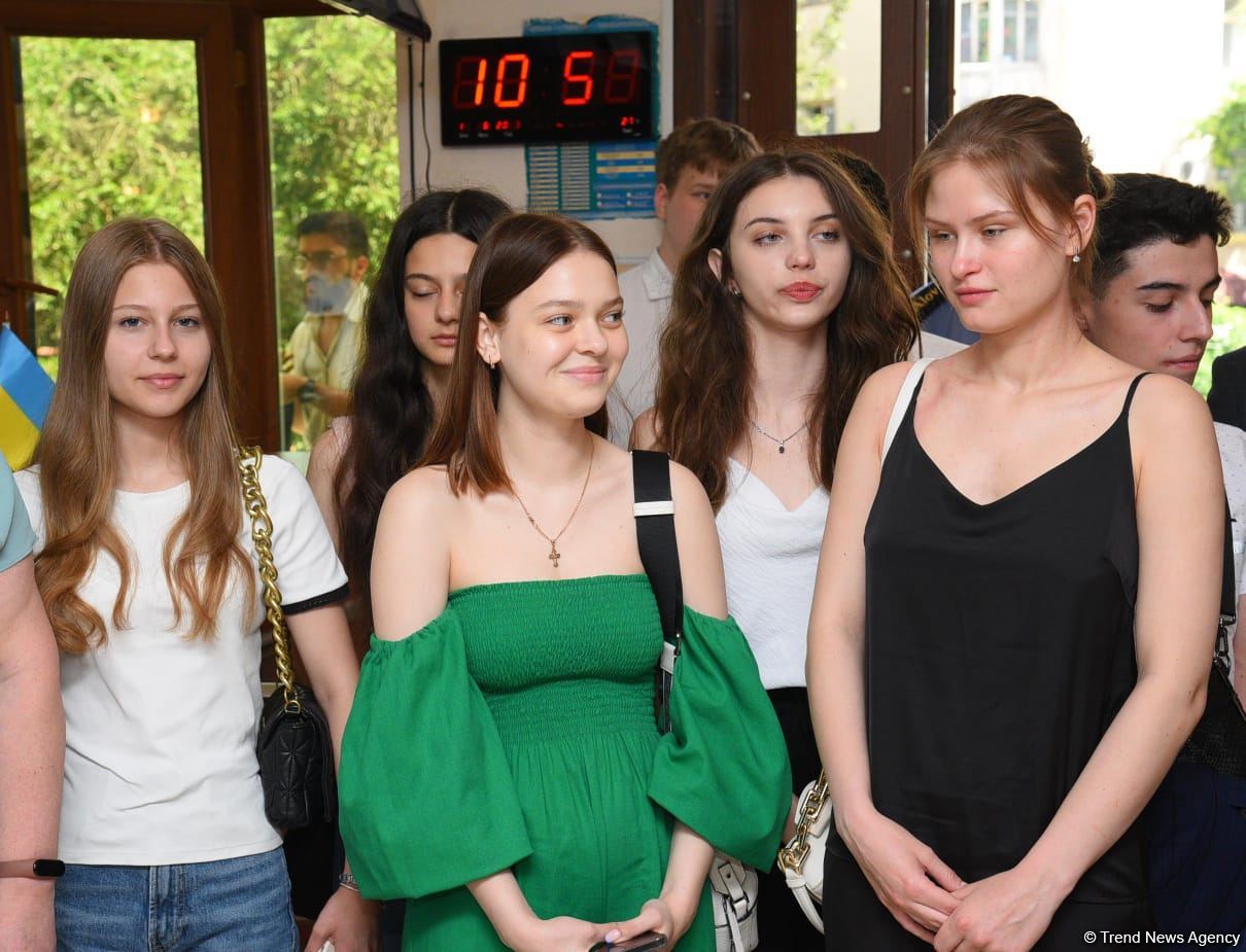 Ukrainian schoolchildren visit Lyceum named after academician Zarifa Aliyeva (PHOTO)