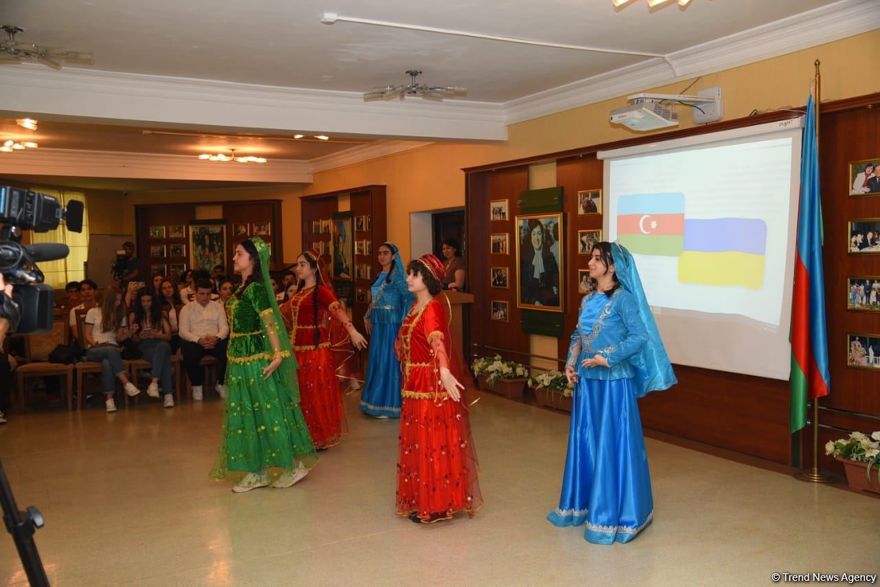 Ukrainian schoolchildren visit Lyceum named after academician Zarifa Aliyeva (PHOTO)