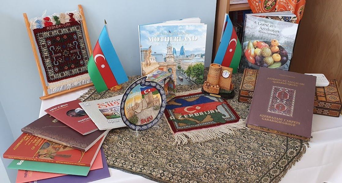 Британцы учатся танцевать "Карабах яллысы" (ФОТО)