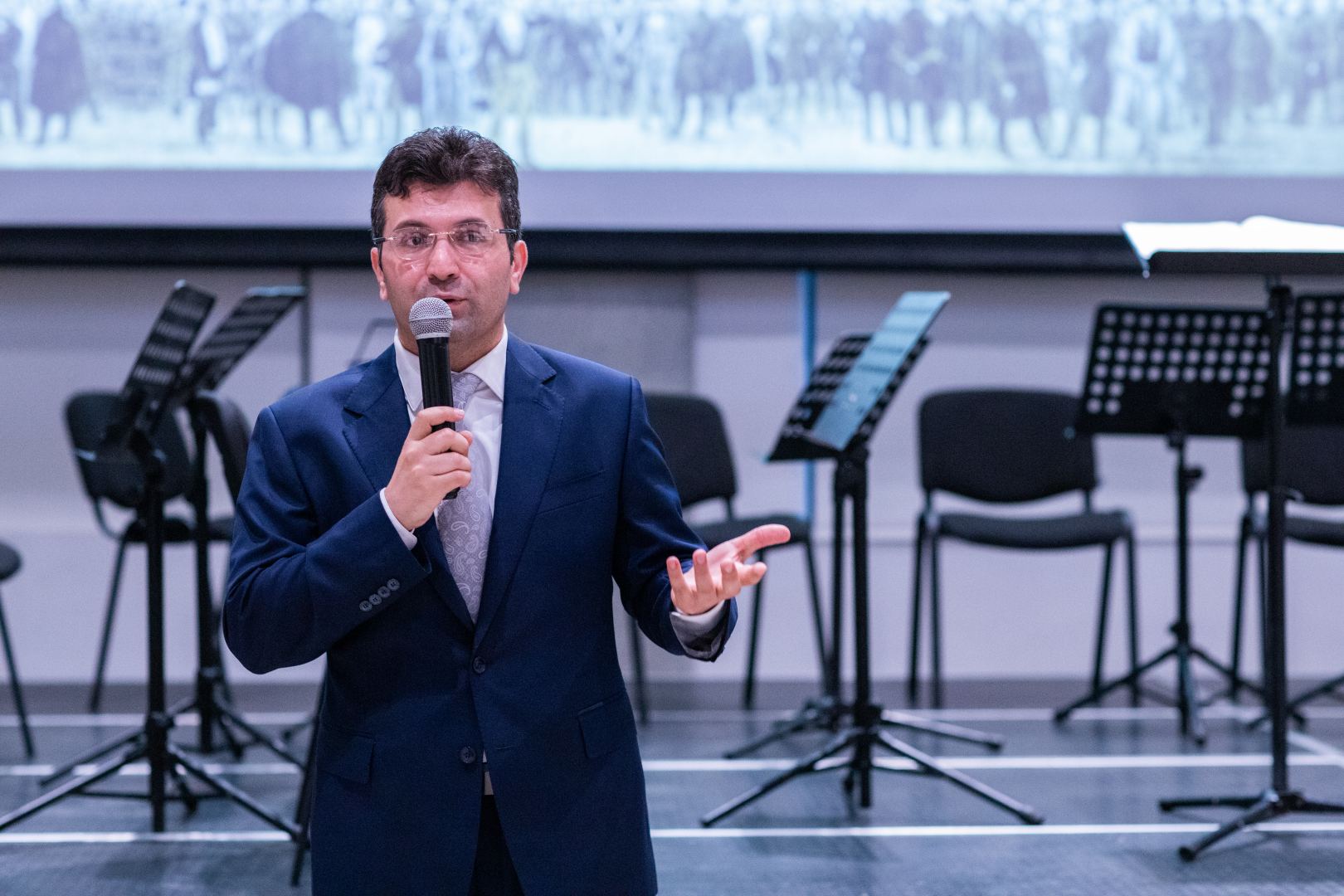 "Эволюция. Современные тенденции в оперном и театральном искусстве" – разговор с Эйюбом Гулиевым (ФОТО)