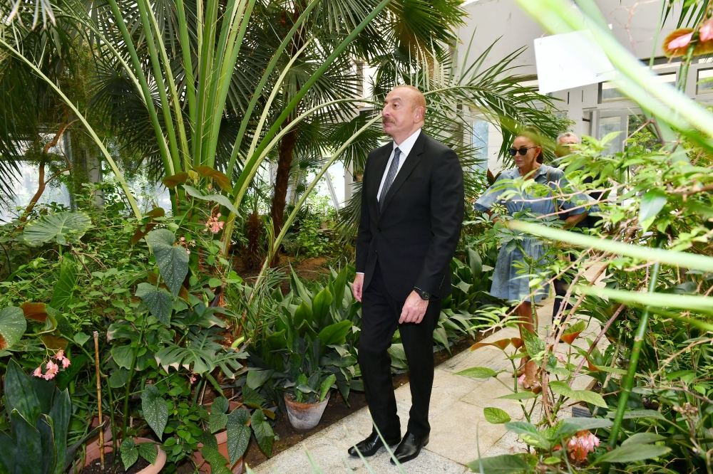 Президент Ильхам Алиев и Первая леди Мехрибан Алиева ознакомились с работами, проводимыми в Центральном ботаническом саду (ФОТО)