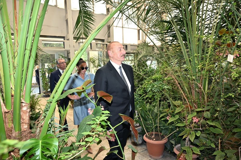 Президент Ильхам Алиев и Первая леди Мехрибан Алиева ознакомились с работами, проводимыми в Центральном ботаническом саду (ФОТО)