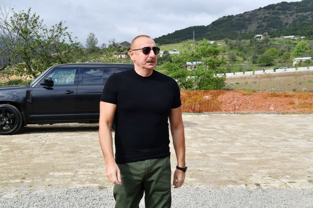 President Ilham Aliyev examines reconstruction works to be carried out in Dashalti village of Shusha district (PHOTO/VIDEO)