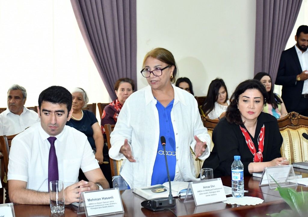 В Национальной библиотеке Азербайджана открылся уголок "Литература и искусство Узбекистана" (ФОТО)