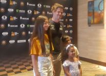 Magnus Carlsen signs autographs for Azerbaijani fans (PHOTO)