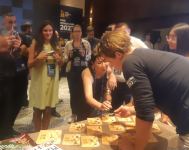 Magnus Carlsen signs autographs for Azerbaijani fans (PHOTO)