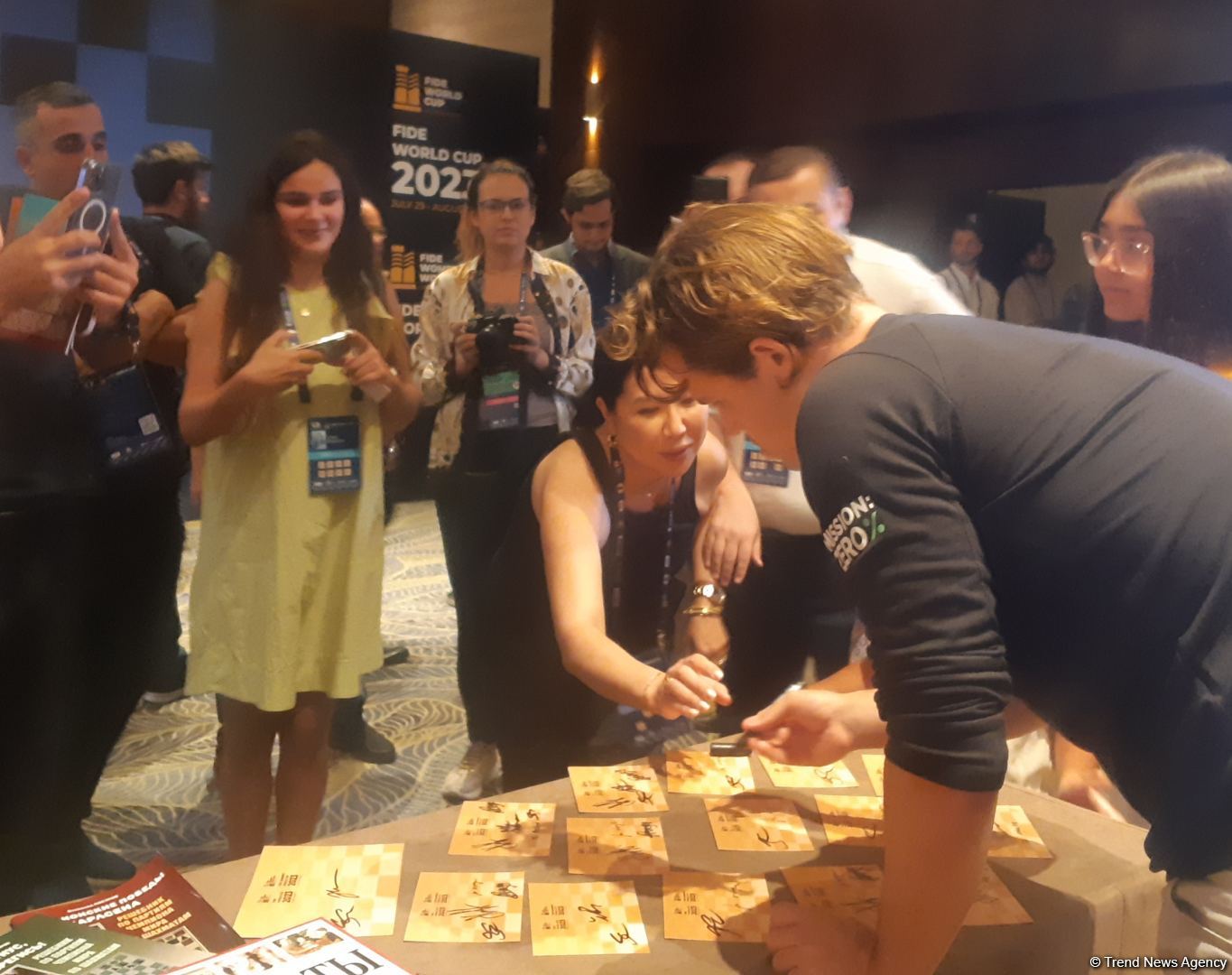 Magnus Carlsen signs autographs for Azerbaijani fans (PHOTO)