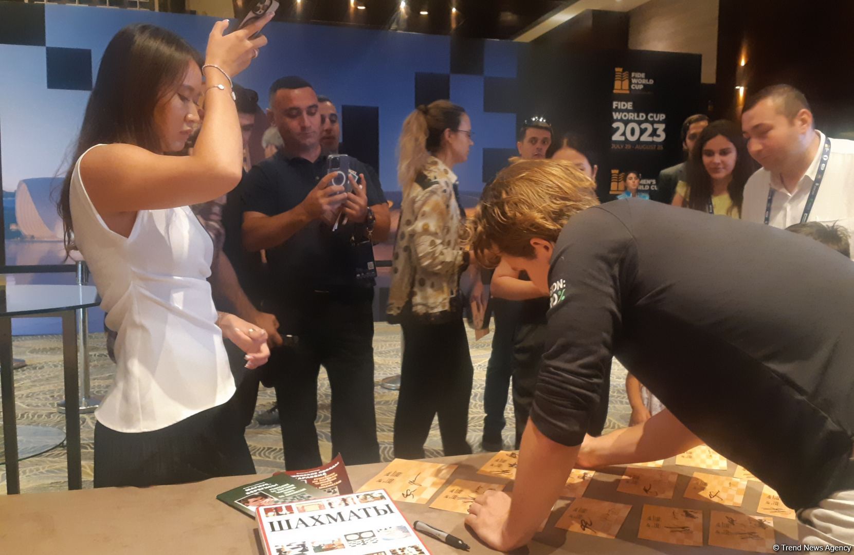 Magnus Carlsen signs autographs for Azerbaijani fans (PHOTO)