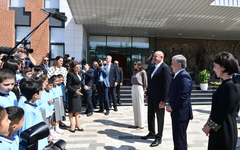 Президент Ильхам Алиев, Первая леди Мехрибан Алиева, Шавкат Мирзиёев и его супруга Зироатхон Мирзиёева приняли участие в открытии средней школы в Физули (ФОТО/ВИДЕО)
