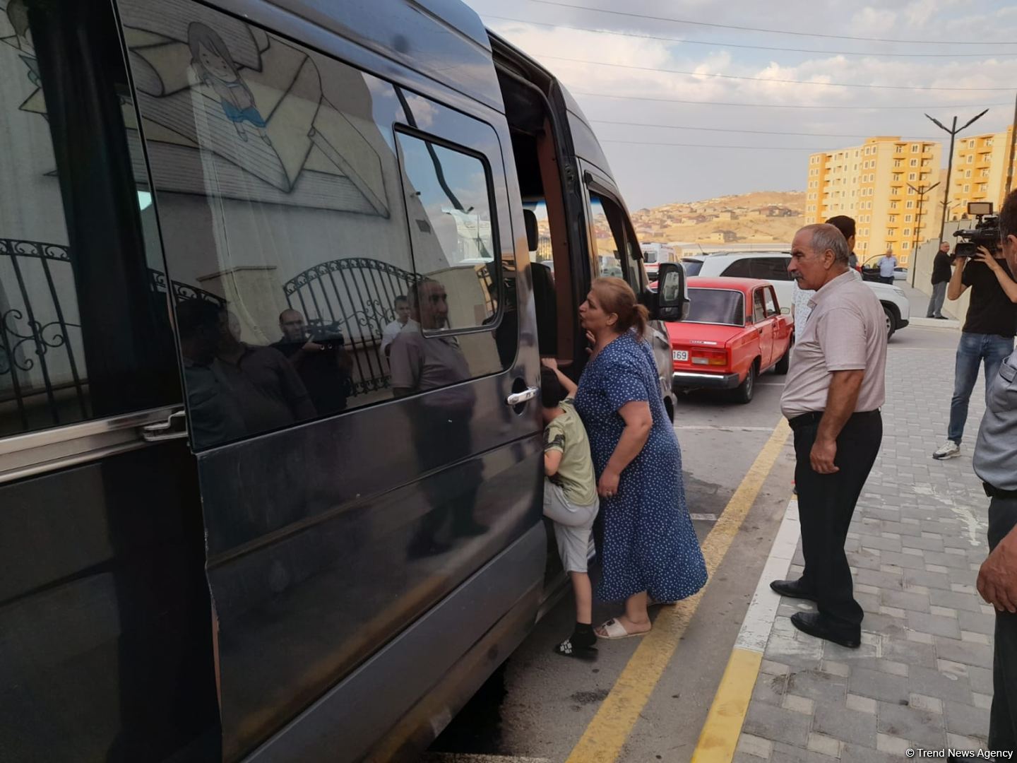 Начался первый этап возвращения семей в лачинское село Забух (ФОТО)