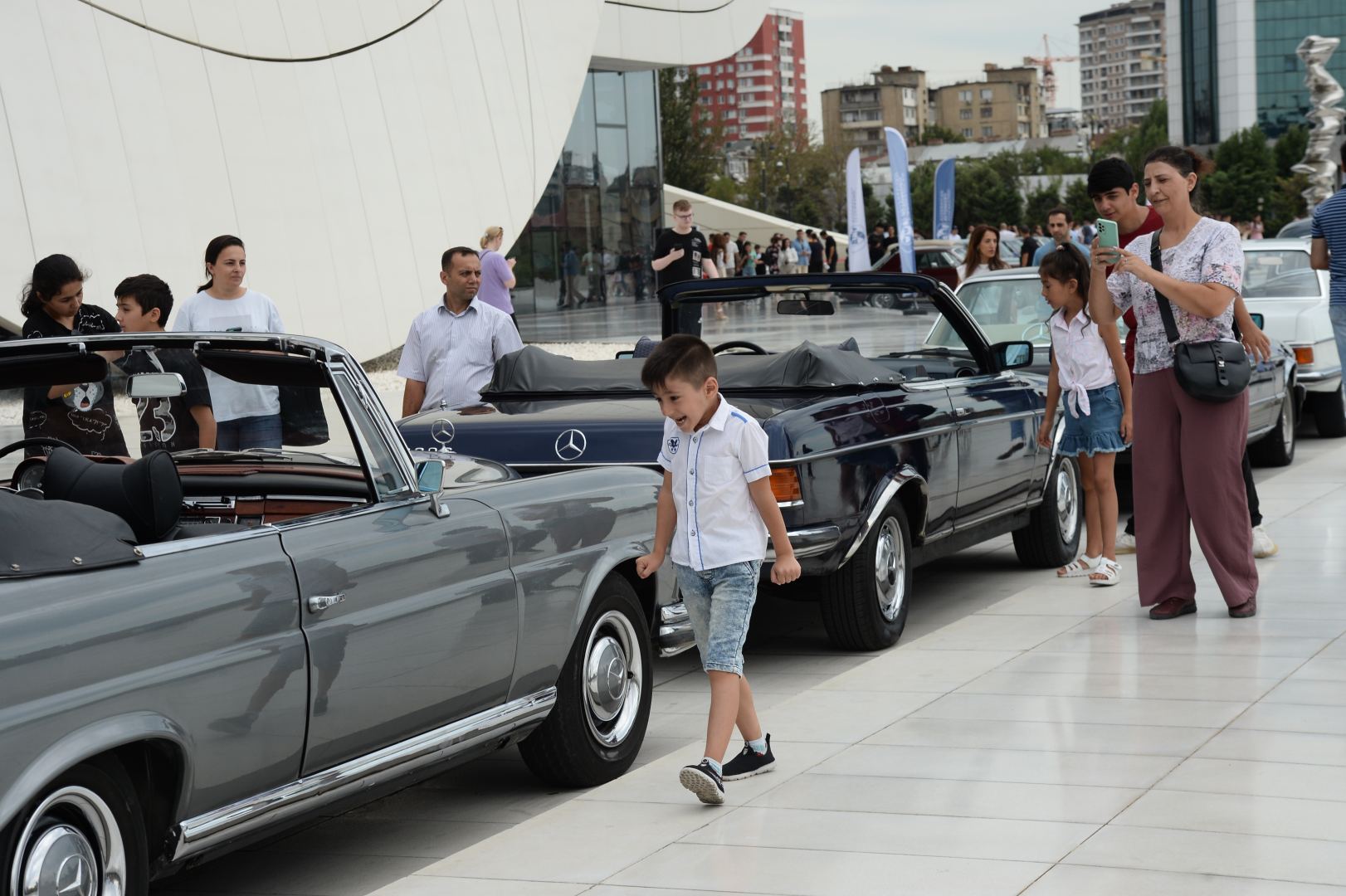 Перед Центром Гейдара Алиева прошла выставка классических автомобилей (ФОТО)