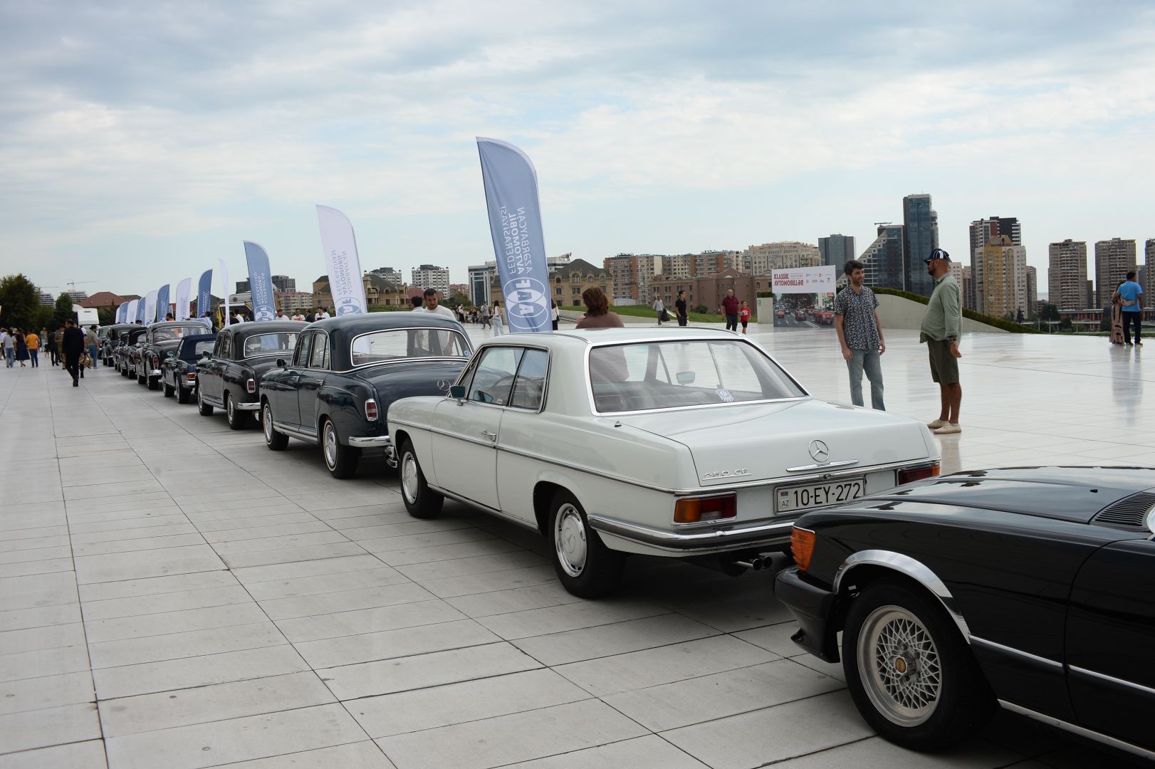 Перед Центром Гейдара Алиева прошла выставка классических автомобилей (ФОТО)