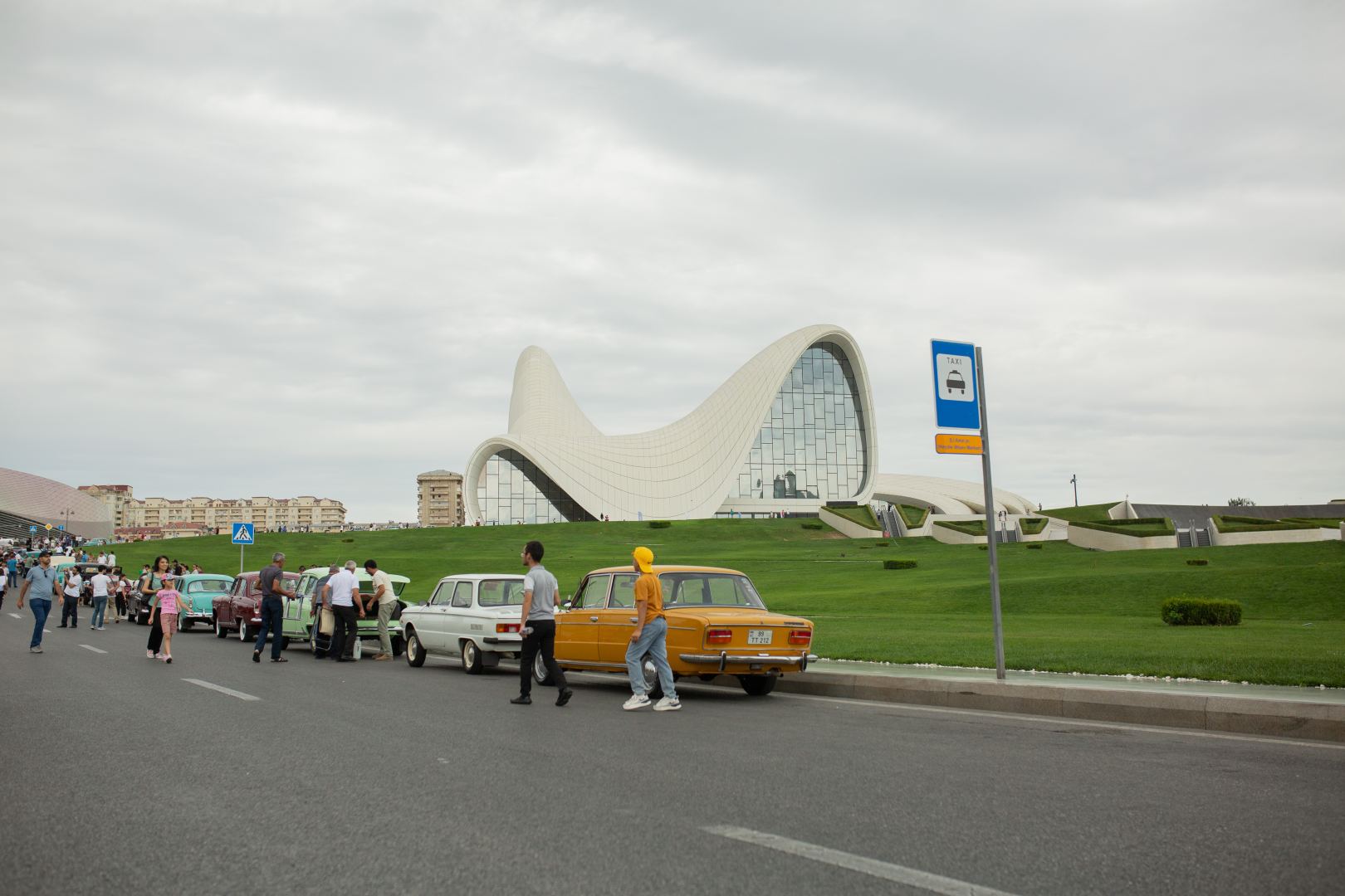 Перед Центром Гейдара Алиева прошла выставка классических автомобилей (ФОТО)